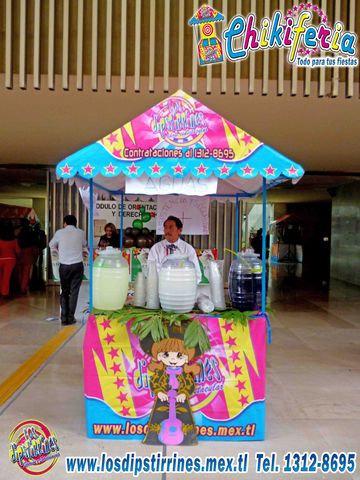 Las aguas frescas no pueden faltar en una fiesta kermes