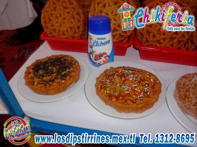 Buñuelos de viento preparados conn cajeta, lechera, mermelada etc.